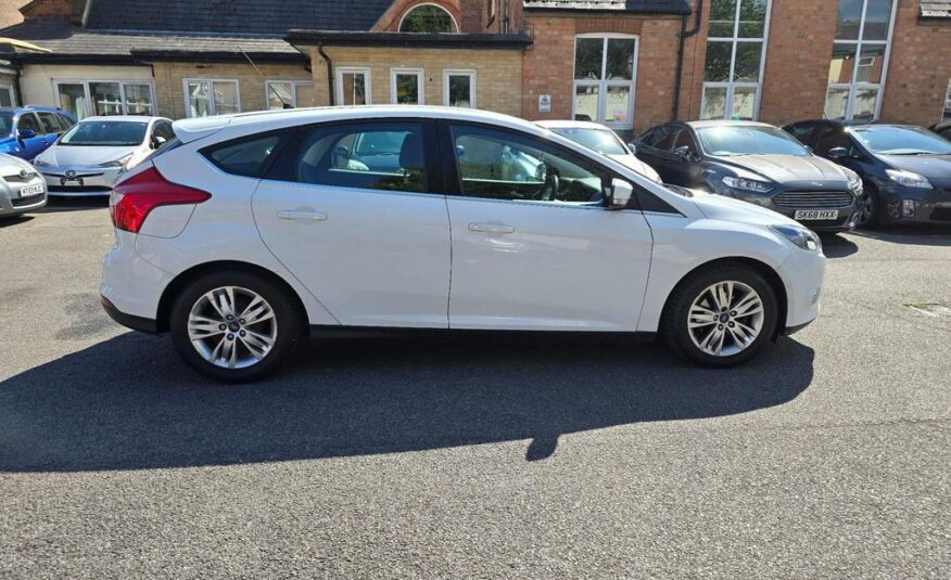 Ford Focus 1.0 Titanium Navigator Turbo EcoBoost (2013)